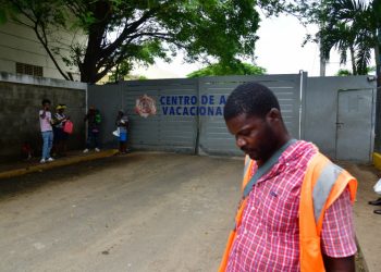 Haitianos denuncian extorsión tras redadas de Migración