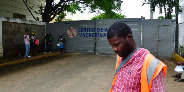 Haitianos denuncian extorsión tras redadas de Migración