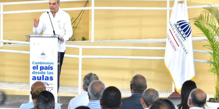 Abinader anuncia transporte escolar que abarcará el Gran Santo Domingo y 70 politécnicos