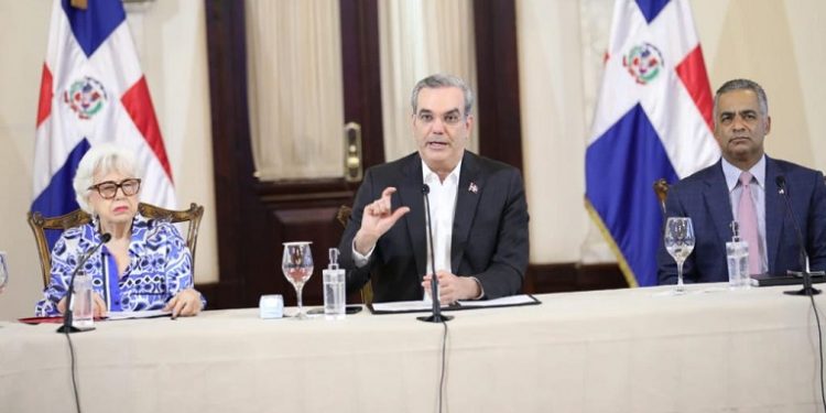 Abinader prohíbe uso del erario en campaña política