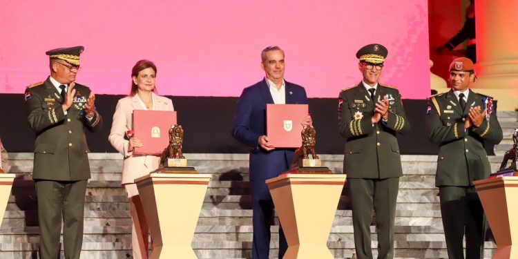 Presidente Abinader y vicepresidenta encabezan acto 76 aniversario del 1.er Regimiento Dominicano Guardia Presidencial