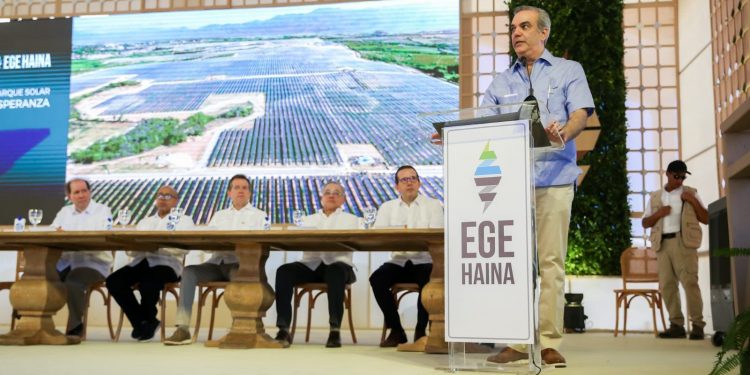 Presidente Abinader inaugura Parque Solar en Esperanza