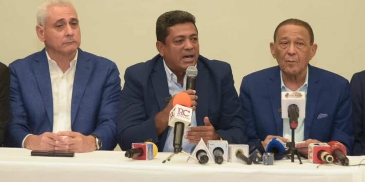 Junior Santos, Fiquito Vásquez y Julio Maríñez renuncian del PRD