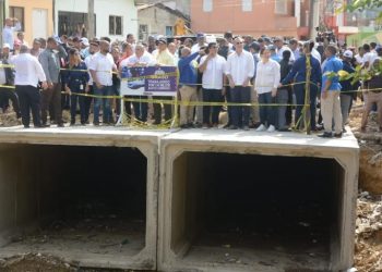 Presidente Abinader visita la cañada Las 800 en Los Ríos