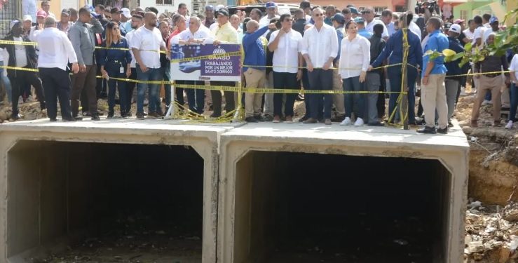 Presidente Abinader visita la cañada Las 800 en Los Ríos