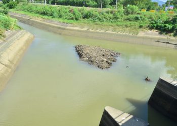 Paso tormenta causa salida de acueductos y deja plásticos canales