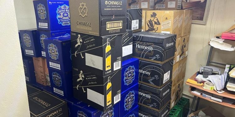 DGA encabeza allanamientos contra red de venta de bebidas falsificadas, vencidas y mal etiquetadas