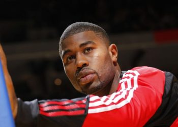 Diez años de prisión a exjugador de la NBA por estafa al seguro de salud