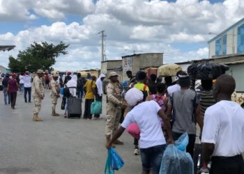 ¡Se van! Vendedores haitianos en la frontera por Dajabón recogen su mercancía