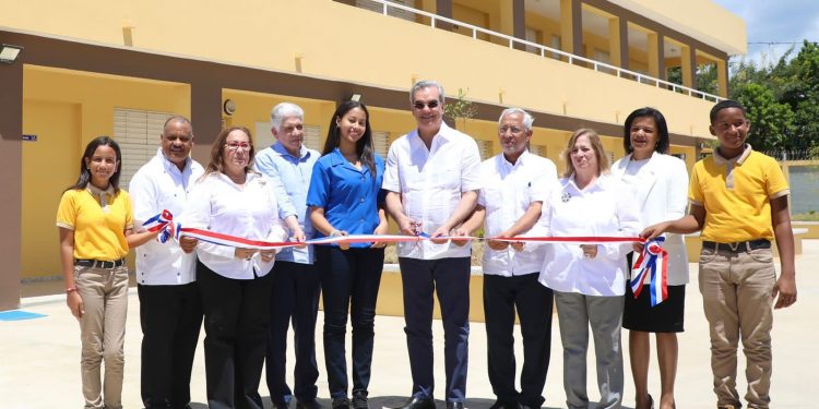 Presidente Abinader inaugura tres obras y deja iniciados trabajos Circunvalación de Navarrete en Santiago