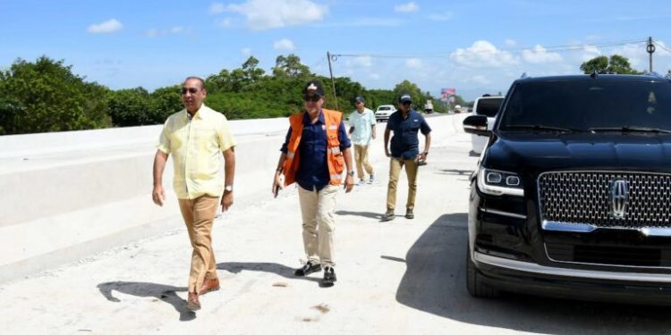 Deligne Ascención destaca avance de obras se construyen en La Vega y Santiago