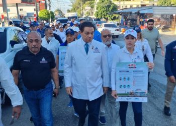 Ministro de Salud Daniel Rivera encabeza jornada contra el dengue en Santiago