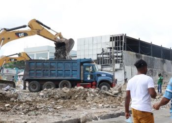 Toneladas escombros sacaban ayer camiones de zona de explosión en SC