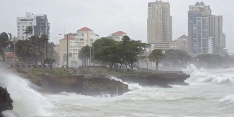 Meteorología alerta de olas de 9 a 10 pies por el paso del huracán Lee