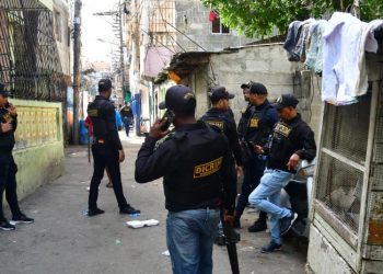 Banda ataca en Capotillo mientras la Policía investiga a diez por la muerte de un hombre