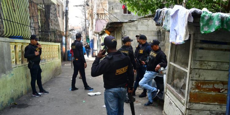 Banda ataca en Capotillo mientras la Policía investiga a diez por la muerte de un hombre