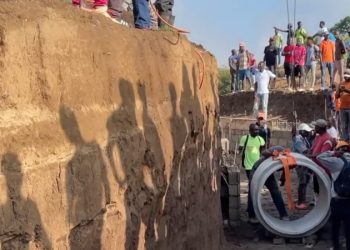 Haitianos colocan tuberías para reencausar el Rio Masacre