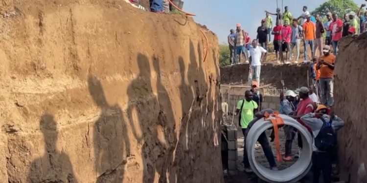 Haitianos colocan tuberías para reencausar el Rio Masacre