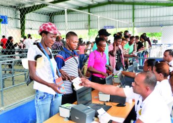 97% de los extranjeros regularizados no cumplió con requisitos