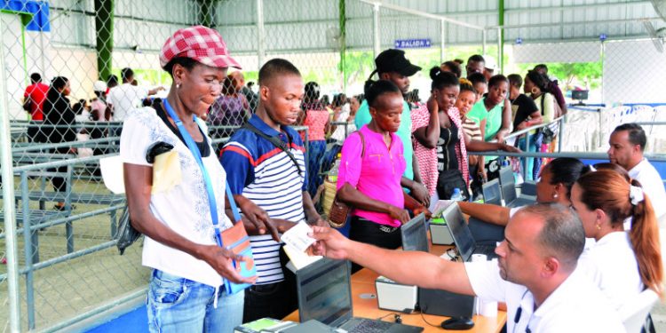 97% de los extranjeros regularizados no cumplió con requisitos