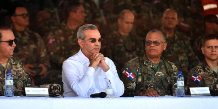 Abinader ordena denegar entrada a 9 haitianos “provocadores” que trabajan en construcción de canal