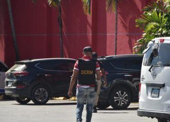 Matan dos vigilantes en supermercado de Villa Mella