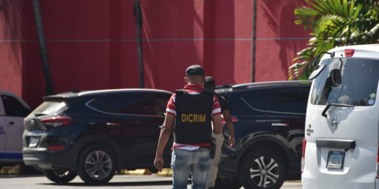 Matan dos vigilantes en supermercado de Villa Mella