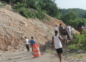 Lluvias provocan derrumbe en Barahona; afectan acueducto y el tránsito hacia Pedernales