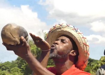 Brujos haitianos practican rituales ante el río Masacre