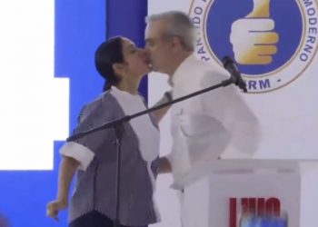 Primera dama sorprende con beso al presidente Abinader durante discurso