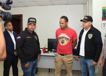 Se entrega a las autoridades hombre buscado por asesinato de vigilantes en Villa Mella