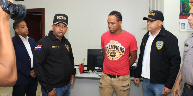 Se entrega a las autoridades hombre buscado por asesinato de vigilantes en Villa Mella