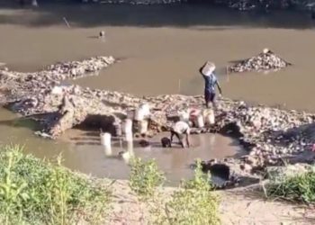 Haitianos excavan en el río Masacre