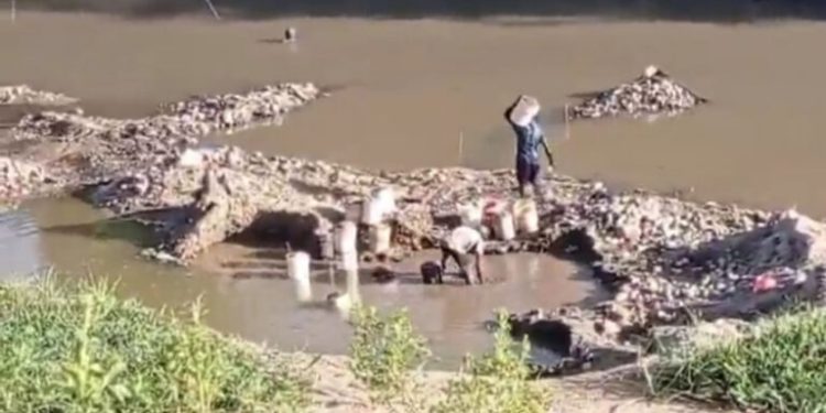 Haitianos excavan en el río Masacre