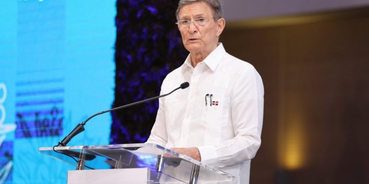 Canciller favorece cerrar frontera y regularizar una parte de los haitianos