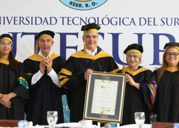 Abinader recibe título doctor honoris causa en políticas públicas de Utesur en Azua