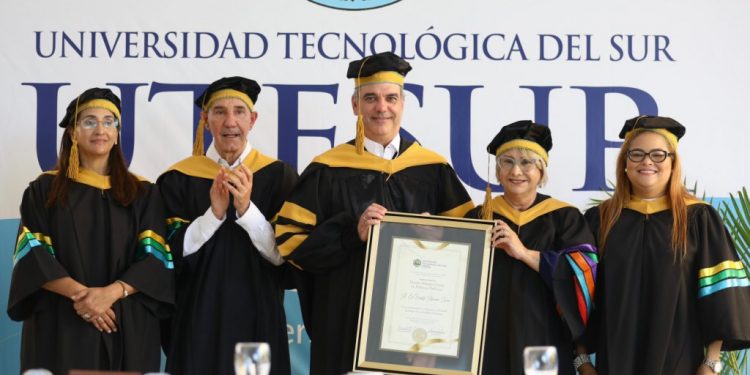 Abinader recibe título doctor honoris causa en políticas públicas de Utesur en Azua