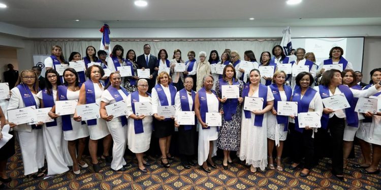 LMD gradúa 285 mujeres en diplomado “Mujer y Liderazgo”