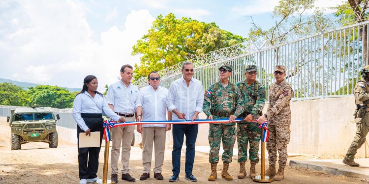 Abinader inaugura primer tramo de la verja fronteriza; garantiza seguridad pese descontrol en Haití