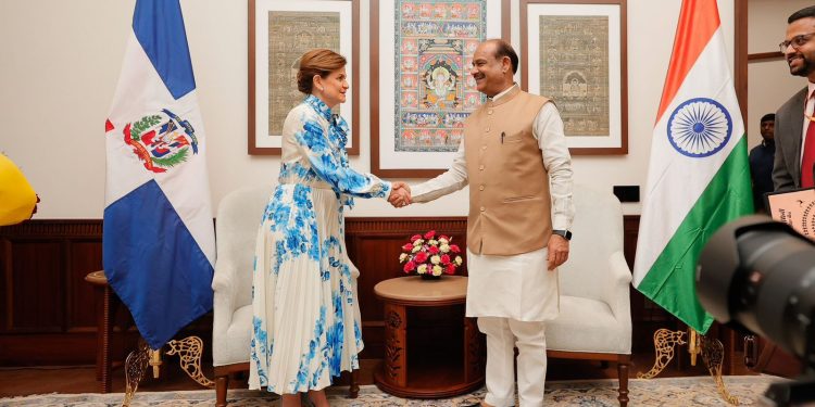 Vicepresidenta llega a la India e inicia de inmediato su agenda