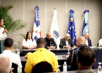 Capacitan a bomberos dominicanos en protocolos para combatir incendios forestales 