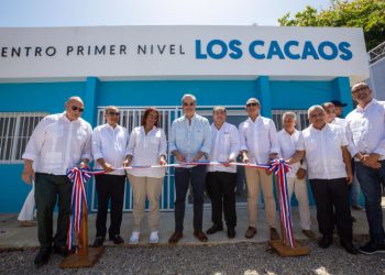 Abinader inaugura áreas de hospitales y carreteras