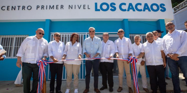 Abinader inaugura áreas de hospitales y carreteras