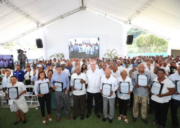 Presidente entrega títulos de propiedad a 800 familias e inaugura obras en Azua y Baní