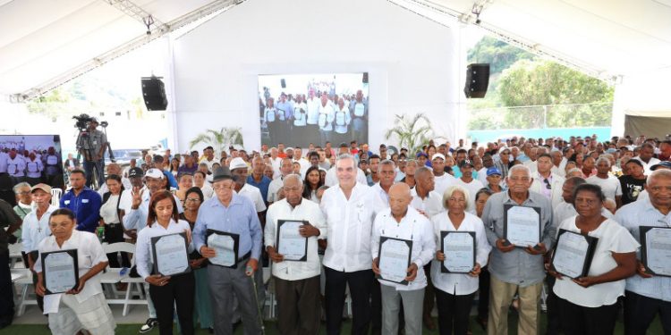 Presidente entrega títulos de propiedad a 800 familias e inaugura obras en Azua y Baní