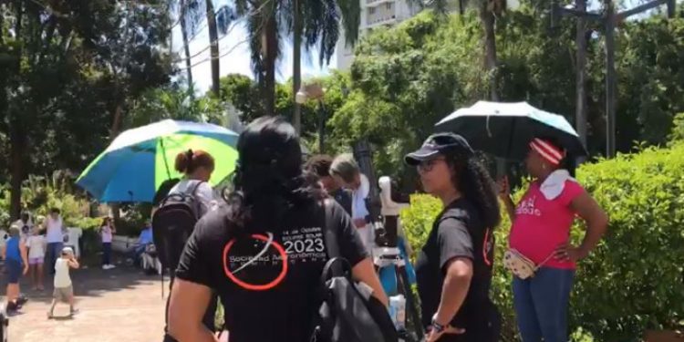 Dominicanos acuden a Plaza de la Cultura a visualizar eclipse