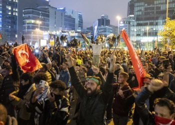 Manifestantes atacan embajadas de Israel y Estados Unidos en varias partes del mundo