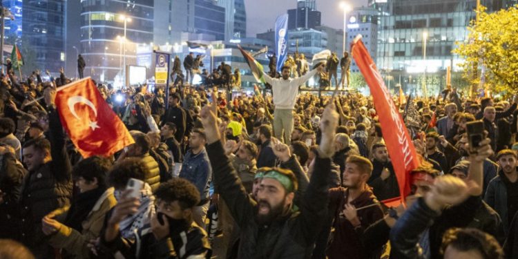 Manifestantes atacan embajadas de Israel y Estados Unidos en varias partes del mundo
