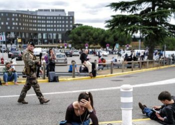 Evacuan varios aeropuertos en Francia por amenazas de atentado