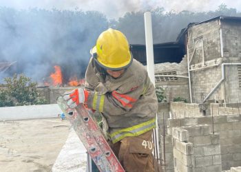 Bomberos aún intentan sofocar incendio en fábrica textil de Santiago: vecinos temen que se propague